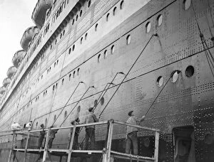 Shipping Collection: Painters dwarfed by the bulk of the Queen Elizabeth, the worlds largest liner