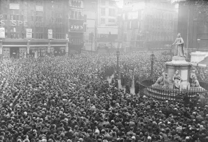 Prints of Panorama. Armistice Day. The scene outside St Pauls during the two minutes silence. 11 November 1929 1920s Prints: Panorama. Armistice Day. The scene outside St Pauls during the two minutes silence