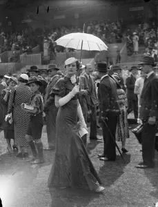 Parasols and fashions at Hurlingham. Two fashionable women spectators at Hurlingham
