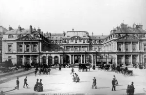 People Prints: Paris. Le Palais Royal