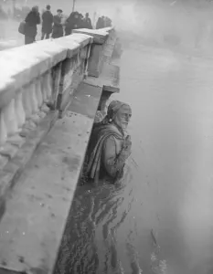 Paris under water. The famous Zouave on the Pont d Alsace. Day by day the Seine