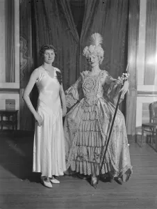 Peeping through the ages at modes of hairdressing. The history of hairdressing