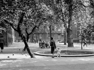 Structures Prints: People in Fountain Court in the Middle Temple, Inns Of Court, London, England