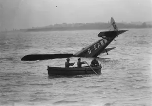 Plane dives into the sea : an amazing test off Felixstowe. Rescuing the pilot Flight