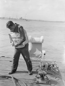 Plane passenger seats become lifebelts in 10 seconds. New safety device for flying-boats