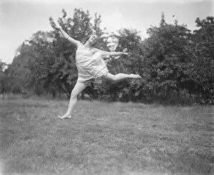 Young Woman Collection: The poetry of motion, charming poses in beautiful Dulwich grounds. A flight of fancy