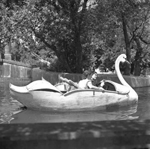 Girls Collection: Portugala Lisbons Swan boats