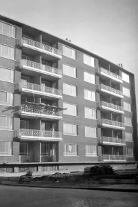Living Conditions Prints: Post war development : New pre - fabricated council flats at Cromer Street, St Pancras