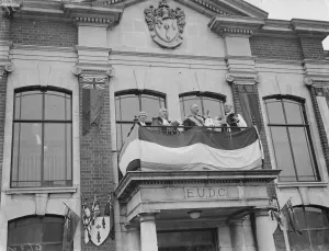 The presentation of the Erith Charter. The Marquess Camden and Erith Mayor G C