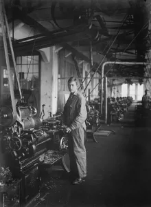 A Prince as a motor mechanic - a democratic education of younger members of Sweden