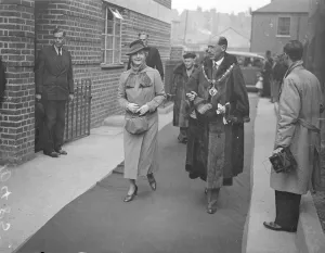 Princess Alice, opens new Kensington flat. Kings message. Princess Alice, Countess of Athlone