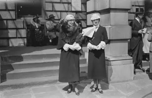 Fashionista Prints: Private View Day at the Royal Academy Mrs Eaton and her daughter, Lady Dashwood 1933
