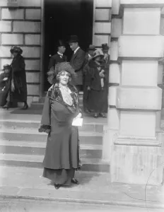 Aristocrat Prints: Private view at the Royal Academy. Lady Weigall 3 May 1924