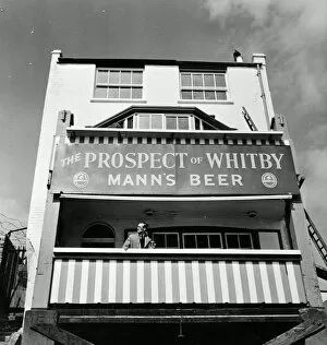 1950s Collection: Pub and large sign for The Prospect of Whitby, Wapping, London, England 1951