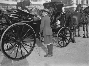Queen Alexandra inspects the boy scouts at Horse Guard. Queen Alexandra and Sir