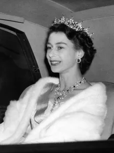 queen elizabeth ii jewels glittering hair throat arrives swedish Trending Item 6