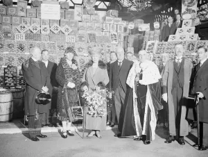 Queen Prints: Queen Mary opens new extension of Spitalfields The queen and the Lord Mayor ( Sir