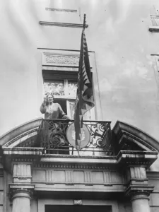 Queen of Romania acknowledging the cheers of the crowds from the balcony of the Romanian legation
