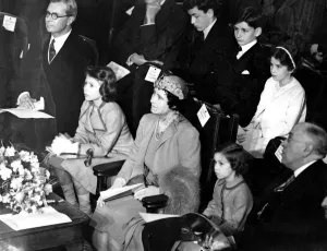 Princess Prints: The Queen took her duaghters, Princess Elizabeth and Princess Margaret Rose to