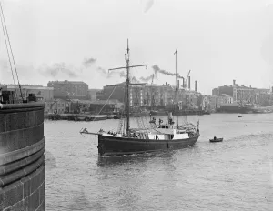 Arrival Prints: The Quest in the Thames. The Quest, the ship of the Shackleton - Rowett expedition