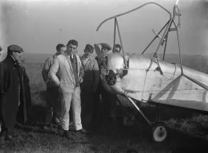 R 33 Experiment. Aeroplane leaves airship during cruise. Squadron Leader de Haig