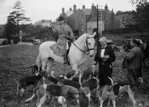 R A Draghunt. Captain Bolton with the hounds. While the waiters provide titbits