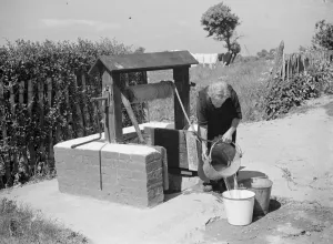 Rebecca Munday using a water well in Deans Bottom, Kent. 1939
