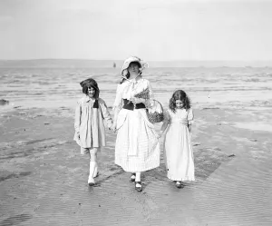 Rehearsing a pageant on Weymouth Sands, Dorset, in aid of the War Emergency