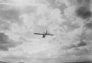 Remarkable Motorless Aviation Meeting Allens machine in flight 12 August 1922