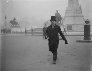 Retiring ministers give up seals of office. Mr Sydney Webb arriving. 7 November 1924