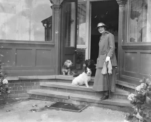 Return of Lily Elsie at her bungalow in Skegness