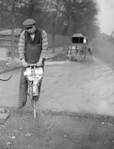 Road drill that is practically noiseless. Engine and drill combined. A revolutionary