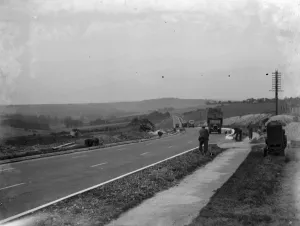 Road Works Prints: Road workers banking on Gorse Hill, Kent. 1936