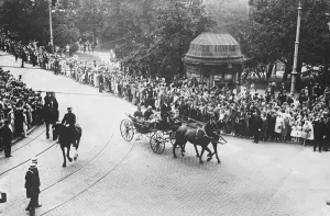 Roald Amundsens arrival in Oslo Roald Amundsen and Lincoln Ellsworth drive to
