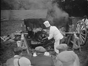Cooking Collection: Roasting an ox in Gloucester. 30 June 1938