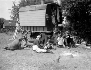 1940s Prints: Romany gypsy family camped on Epsom downs during the race meeting on Epsom racecourse