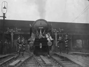 Framed Print : Royal Scot sets out to break new world train speed record from Euston Framed Print : Royal Scot sets out to break new world train speed record from Euston
