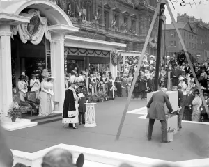 Royal tour in Scotland. The King laying foundation stone at City Chambers Extension, Glasgow