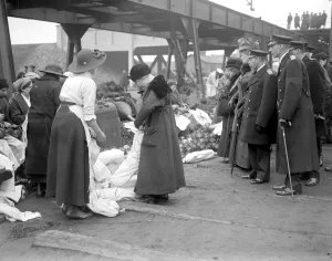 Nineteen Tens Prints: Royal visit to Immingham Docks. Their Majesties watching girls making mine nets