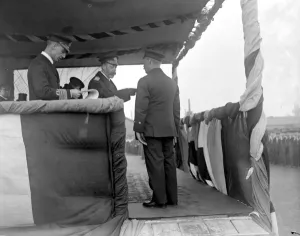 Nineteen Tens Prints: Royal visit to Immingham Docks. His Majesty decorating Skipper J. Watson with D. S