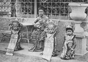 Ruler poses with three of his dancing girls H H Gusti Bagus Djilantek, Grand