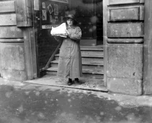 Save your newspapers. Scene in a city office. 1914 - 1918