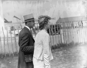Scroll fashion at Epsom. A unusual and attractive fashion seen on the course