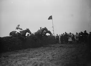 Spectators Prints: Sensational Grand National. The eventual winner, Tipperary Tim ( on left )