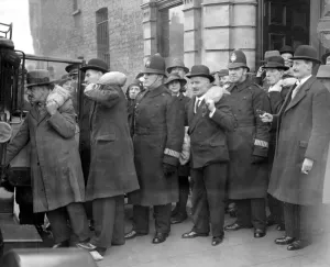 Prints of Share out. Armed police escort £ 15, 000 from the bank for distribution to 18, 000 members of the West Green P.S.A Slate Club. 12 December 1931 1920s Prints: Share out. Armed police escort £15, 000 from the bank for distribution to 18, 000