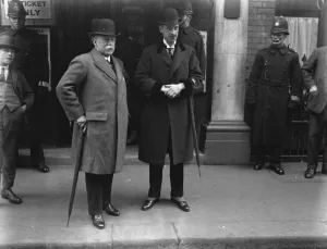Shipmate of the Prince of Wales as conservative candidate. A commander of the HMS