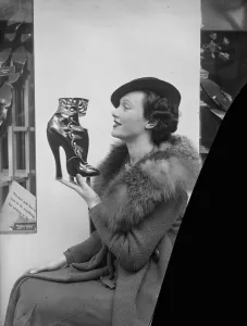 Fur Scarf Prints: Shoe and leather fair opens in London. 8 October 1934