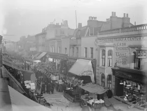 Shoppers Prints: Shopping in the East End 24 December 1920