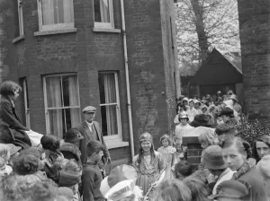 Sidcups May Queen leaves for Hayes. 1937