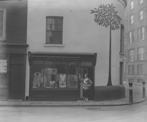 The sign of the orange tree. Society lady as fashion expert. Mrs Arthur Hamilton